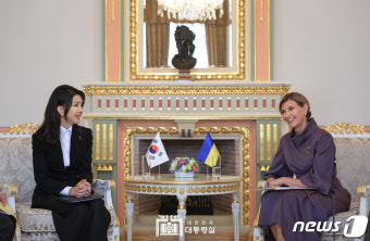우크라 젤렌스카 여사와 환담하는 김건희 여사