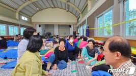 92세 아버지 모시고 침구만…물바다된 용안면 주민들 망연자실