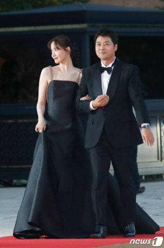 [뉴스1 ]임윤아, 소녀 같은 미소에…파격적인 백리스 자태