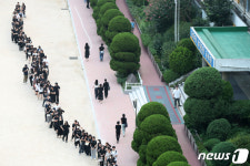[뉴스1PICK]학교 앞 메운 국화꽃, 밤새 추모 행렬…교권추락에 들끓는 교단