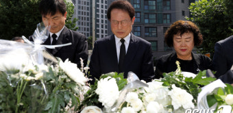 조희연 서울교육감, 서이초등학교 찾아 조문