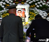 아들 영정 앞에 내려놓는 보국훈장 광복장