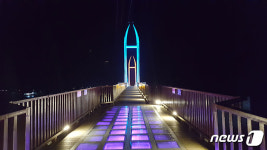 흔들리지 않는데 왜 출렁다리? 바다가 출렁이니까