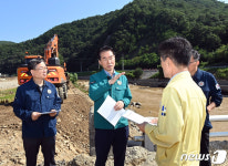 예천 제방 유실 현장 점검하는 김성호 본부장