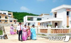 입사할 새 살림집 돌아보는 북한 강원도 주민들