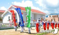 북한 강원도 농촌마을 새집들이… 흥성이는 마을