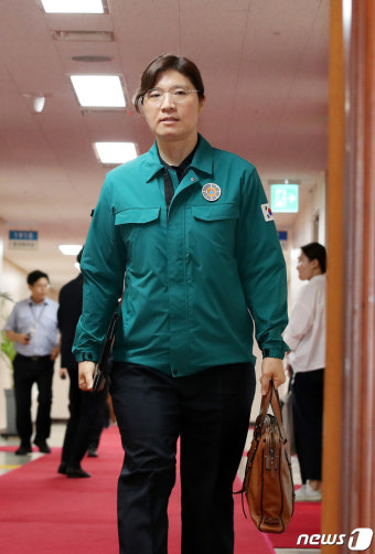 국무회의 입장하는 장미란 문체부 2차관