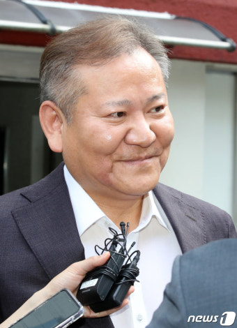 직무 복귀하는 이상민 행안부 장관, 입가에 옅은 미소