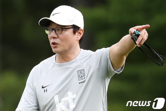 훈련 지도하는 황선홍 감독