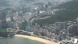 프랑스 항공우주군과 해운대 상공 비행하는 공군