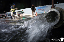 부산 북구 덕천동 상수도관 누수…1500여세대 단전·단수 고통