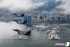 프랑스 항공우주군과 부산 상공 비행하는 공군