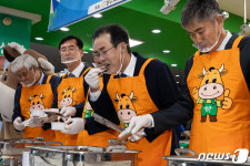 한우불고기 맛보는 이성희 농협중앙회장