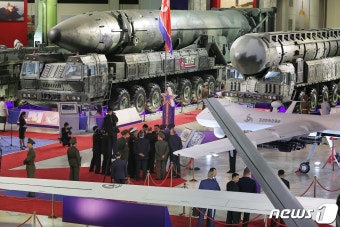 ICBM 화성 계열 미사일 앞에 선 북한 김정은과 쇼이구 러 국방