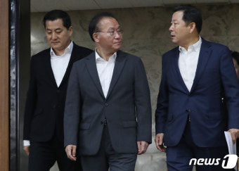 이철규 사무총장과 대화하는 윤재옥 원내대표