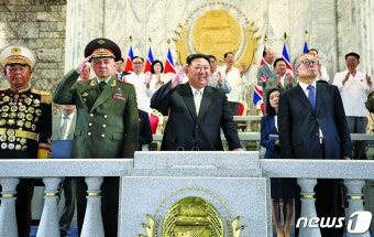 북한, '전승절 70주년' 야간 열병식 개최…주석단에 자리한 김정은