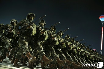 北 전승절 70주년 맞아 야간 열병식… 위장한 인민군