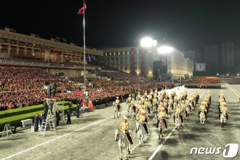 北 전승절 70주년 맞아 야간 열병식… 기병부대 입장