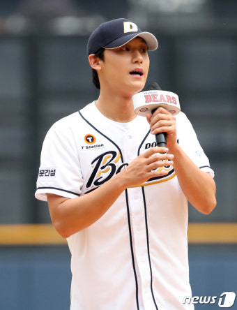 잠실 시구자로 나선 배우 이도현