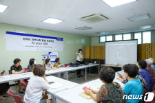 스마트폰 기본 활용 교육에 나선 브라더코리아