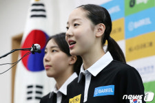 인터뷰 하는 허윤서