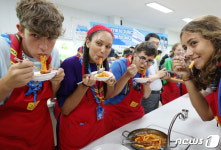 직접 만든 떡볶이 맛보는 잼버리 대원들