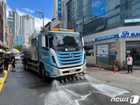 부산환경공단, 폭염 대응 물청소차 동원 도로 살수