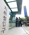 오리역 출구마다 배치된 경찰