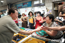 윤 대통령, 거제 고현종합시장 방문