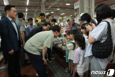 거제 고현종합시장 찾은 윤 대통령
