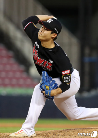 공 던지는 kt 박영현