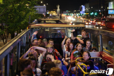 시티투어버스 탑승한 잼버리 영국 대원들