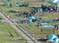 국기 게양대 철거하는 잼버리 대원들