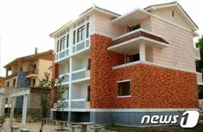 전국 곳곳에 살림집 건설 선전하는 북한…어머니당 은덕