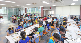 임실군 청소년수련관서 아침 먹는 잼버리 대원들