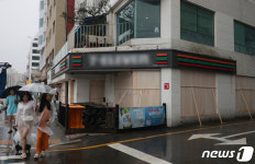 CU진해안골마린점 | 태풍 대비하는 해안가 편의점