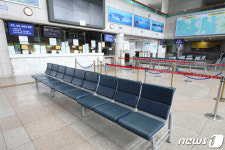 결항으로 텅 빈 대천연안여객선터미널