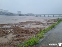 300㎜ 물폭탄 쏟아지는 강릉…정동진천 범람해 주민 대피 중