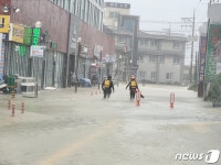 ‘상습 침수지역’ 폭우에 침수된 강릉 경포진안상가 앞 도로