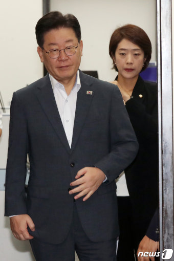 회의 참석하는 이재명 대표