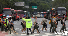 월드컵로에 길게 주차된 스카우트 대원 전세버스