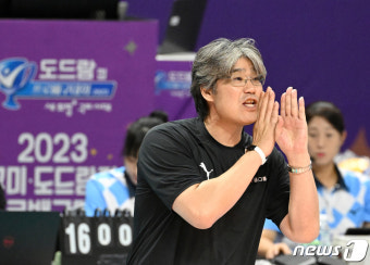 작전 전달하는 오기노 마사지 OK금융그룹 감독