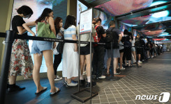 면세점 입장 기다리는 관광객들