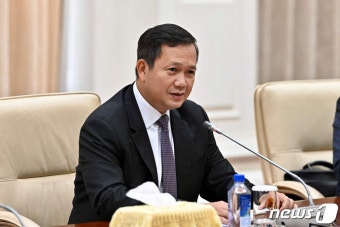 中 왕이와 회담하는 훈 마넷 캄보디아 차기 총리