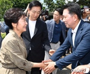 구미시장과 악수하는 박근혜