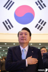국기에 경례하는 윤석열 대통령