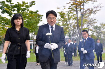 강기정 광주시장, 광복절 독립운동기념탑 헌화