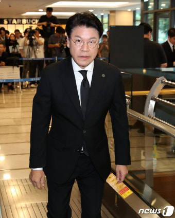 윤 대통령 부친상 빈소 들어서는 장제원 의원
