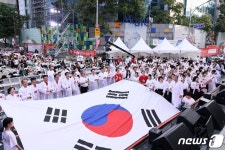 대전 중앙로 태극기 물결…‘0시 축제’ 78년 전 광복의 그날 재현