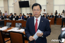 이만희 與 행안위 간사, 野 뒤로 하고 퇴장